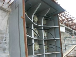 강재 거더를 받을 준비가 된 내장 강재 작업