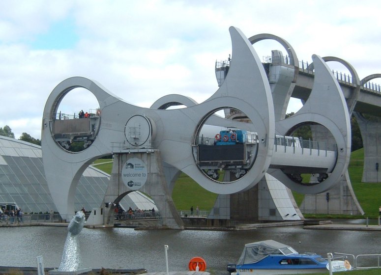 lusas_9158_2_Falkirk_wheel_half_way_round_famine_wikipedia_775